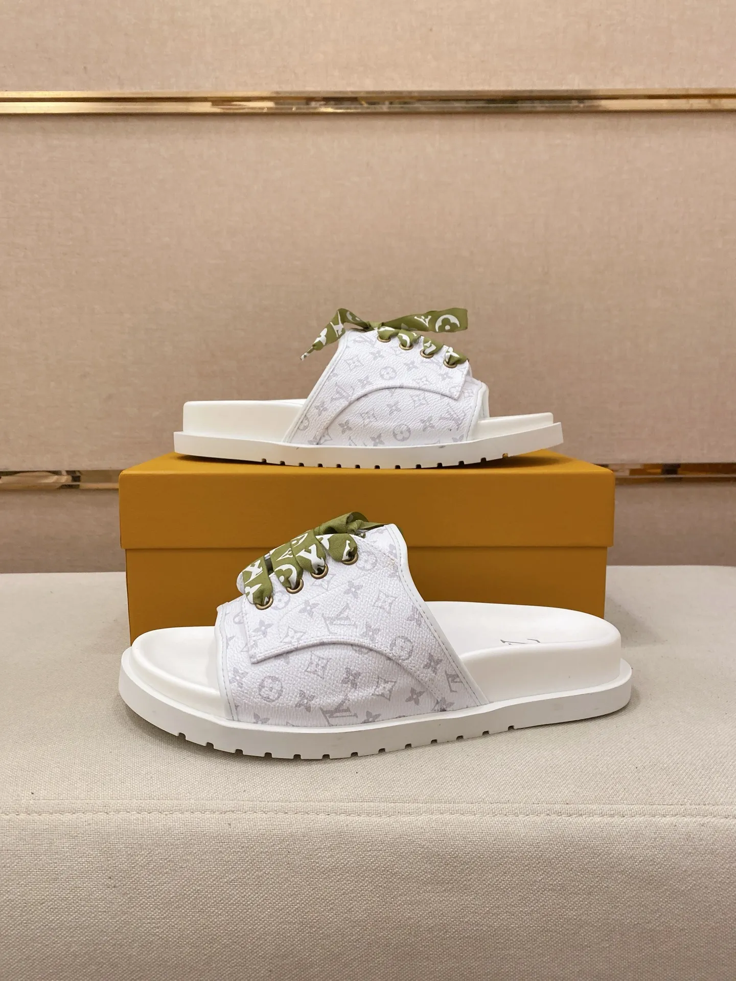 Men's shoes 💰: 340💰Made by LV🔍Top purchasing agents. Men's spring and summer slippers are available at the same counter. The uppers are imported cowhide from Italy, with logo graphics and high-quality craftsmanship. Soles: original soles specially provided by the original factory. Exclusive movable molded soles are super comfortable. Original goods follow orders. 🔍🔍High quality. You can enter and exit the counter at will. Welcome to compare. Size 38-44.